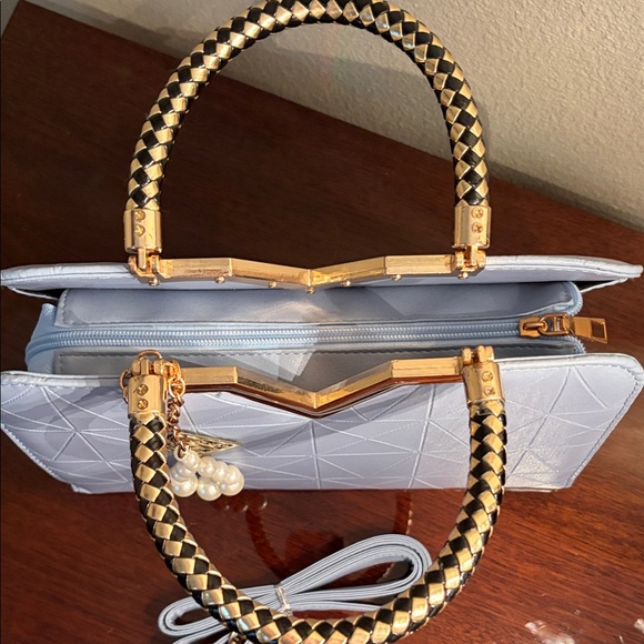 Elegant White Handbag with Gold Accents - Picture 6 of 17